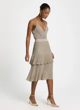 Pollera midi plisada color beige con lurex dorado, cintura elastizada y corte evasé.