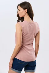 Musculosa de algodón color beige, de corte clásico con cuello redondo y diseño liso.