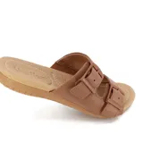 Sandalias bajas color marrón con doble tira ancha ajustable con hebillas.