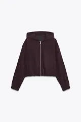Sudadera con capucha y manga larga, con cierre frontal de cremallera, bolsillos delanteros de doble vivo y bajo ajustable con elástico interior.
