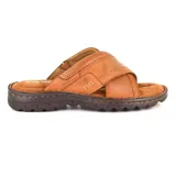 Sandalias Hi-Tec Vin color marrón con tiras cruzadas de cuero y suela de goma.