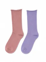 Pack de dos pares de medias de algodón, una en color rosado y otra en color lila, con diseño de caña media y borde superior enrollado.