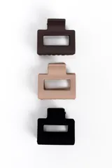 Pack de tres pinzas para el pelo rectangulares con acabado mate, en colores negro, marrón y tostado.