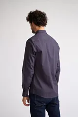 Camisa clásica de hombre, color rosa con microestampado, de corte slim, manga larga y logo bordado en el pecho.