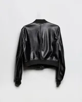 Campera tipo bomber de símil cuero color negro, con cuello, puños y ruedo elásticos. Cuenta con cierre frontal y dos bolsillos diagonales con cierre.