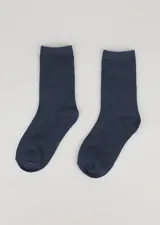 Par de medias de media caña color verde oscuro, lisas, de poliéster y elastano.