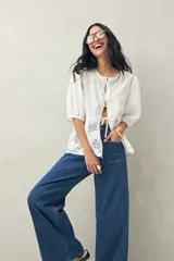 Pantalón jean ancho de tiro alto color azul oscuro, con bolsillos delanteros amplios y corte palazzo.