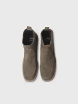 Bota corta de gamuza color verde militar, con caña de tejido elástico de punto en la parte superior, plataforma texturizada y tacón ancho.