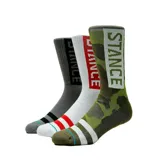 Pack de tres pares de medias Stance de caña alta. Incluye un par gris con detalles negros, un par blanco con detalles rojos y un par con estampado camuflado verde. Todas presentan el logo de la marca estampado verticalmente en la caña.