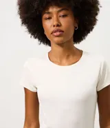 Remera deportiva de cuello redondo y manga corta, confeccionada en microfibra con ajuste al cuerpo y acabado de tacto suave.