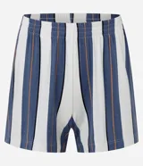 Conjunto de pijama de viscosa, compuesto por una remera de manga corta con cuello redondo y estampado con la frase "visualize the life you want to have", y un short a rayas con cintura elástica.