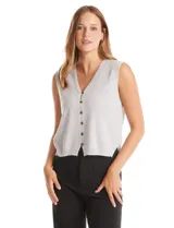 Chaleco de punto color beige, con escote en V pronunciado y cierre frontal con botones a tono. Diseño sin mangas y corte recto.