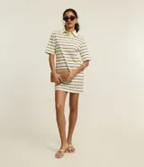 Vestido corto tipo polo a rayas horizontales en tonos celeste y amarillo.