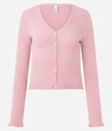 Cardigan de punto texturizado color rosado, con escote en V, cierre frontal por botones, mangas largas y acabado con volados sutiles en el ruedo y los puños.