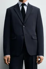 Blazer slim fit confeccionada en tejido con viscosa, con cuello de solapas de muesca, manga larga con botones en puños, bolsillos de vivo en pecho y de solapa en cadera, bolsillo interior y aberturas en la espalda.