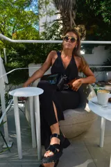 Top negro con escote halter y espalda descubierta, confeccionado en lino.