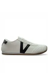 Championes casuales Vetter para hombre, de color blanco con detalles en negro en los laterales y talón, y suela de goma marrón.