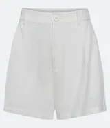 Short de viscosa texturizada color blanco, modelo holgado con cintura de sastrería en la parte delantera, elástico en la parte trasera, trabillas, cierre por botón y cremallera, y bolsillos laterales.