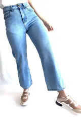 Pantalón de jean celeste de corte recto y tiro alto.