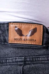 Minifalda de jean color gris oscuro con bolsillos cargo laterales.