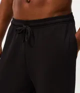 Pantalón de pijama masculino de corte recto, confeccionado en tejido de modal, poliéster y elastano. Presenta un diseño liso con cintura elástica y cordón ajustable para mayor comodidad.