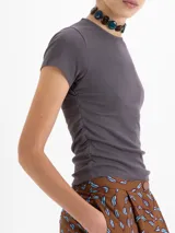 Remera de morley con escote redondo, mangas cortas y detalle de frunce en los laterales.