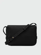 Cartera cruzada Longchamp modelo Le Smart Flow S, confeccionada en cuero texturizado negro, con solapa frontal y cierre metálico dorado. Cuenta con correa fina ajustable para llevar al hombro o cruzada.