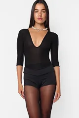 Microshort negro de tiro alto.