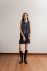 Minifalda tejida calada color camel con lurex azul, con tajo lateral.