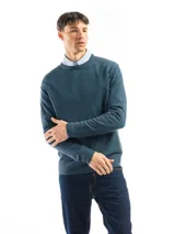 Buzo de punto color verde claro, con cuello redondo y mangas largas.