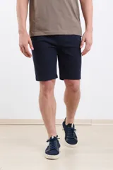 Bermuda de gabardina color verde.