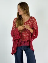 Top de tejido crochet color rojo con mangas acampanadas y escote en V.