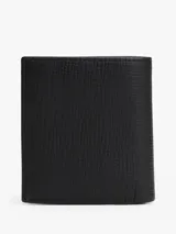 Billetera plegable de piel color negro con textura, diseño compacto y detalle de placa esmaltada con el logo de Tommy Hilfiger en la esquina inferior.