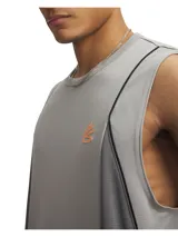 Musculosa deportiva Under Armour Curry Training Tank, de color gris con paneles laterales en contraste y detalles en naranja. Confeccionada en tejido de malla transpirable con sisas amplias para mayor movilidad.