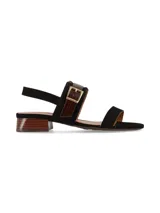 Sandalia de cuero nobuk negro con taco bajo efecto madera, tira delantera fina, tira ancha en el empeine con hebilla metálica dorada y aplique de cuero con textura croco, y tira ajustable al talón.