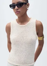Top sin mangas de tejido de punto con textura de crochet, cuello redondo y tirantes anchos.