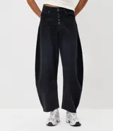 Pantalón baggy balloon de jean negro, con cintura media, cierre frontal con fila de botones y bolsillos funcionales.