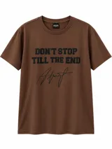 Remera marrón de manga corta y cuello redondo, con estampa frontal en color negro con texto y firma.