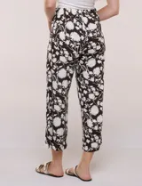 Pantalón crop fluido con estampado animal print, tiro alto y pretina elástica en la parte posterior. Cuenta con bolsillos laterales y perneras amplias y rectas.