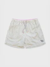 Short de baño para hombre con estampado de rayas verticales celestes y blancas. Cuenta con cintura elástica con cordón ajustable, bolsillos laterales y un bolsillo trasero. Confeccionado en tejido liviano de secado rápido.