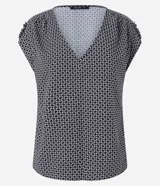 Blusa de crepé con estampado geométrico en blanco y negro, escote en V y mangas cortas sin sisa con detalle fruncido en los hombros.