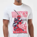 Remera de manga corta color blanco con cuello redondo y estampado gráfico de Deadpool en el frente con detalles en rojo y texto cómico.