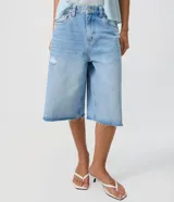Bermuda jorts de jean en color celeste, con cintura media, calce amplio, bolsillos delanteros y traseros, y detalles de desgastes localizados.