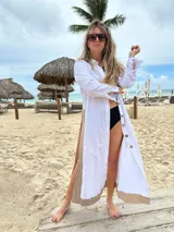 Camisola larga blanca con guarda color beige en ruedo, mangas y abertura lateral.