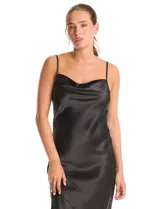 Vestido midi de satén color azul marino, con escote drapeado y breteles finos regulables. Presenta una silueta fluida con caída suave.