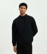 Saco deportivo de hombre en tejido tech fleece color negro, con capucha ajustable, cierre frontal por cremallera y bolsillos laterales con cierre. Diseño liviano y transpirable.