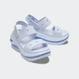 Sandalias tipo plataforma de la línea Classic Mega Crush de Crocs, con diseño de dos correas superiores y tira trasera ajustable. Presentan una suela gruesa con plataforma elevada, detalles texturizados y una base de goma con acabado traslúcido y partículas de color integradas.