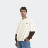 Buzo crewneck de corte boxy y mangas murciélago, con diseño bicolor en blanco y marrón. Presenta letras bordadas en el frente y puños elásticos.