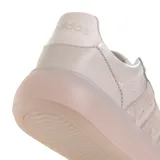 Championes urbanos Adidas modelo Bareeda Decode, color rosa pálido, con diseño de capas en cuero y gamuza, y suela de goma translúcida a tono.