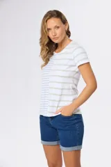 Remera de manga corta con cuello redondo y diseño a rayas horizontales en color beige y rosa.